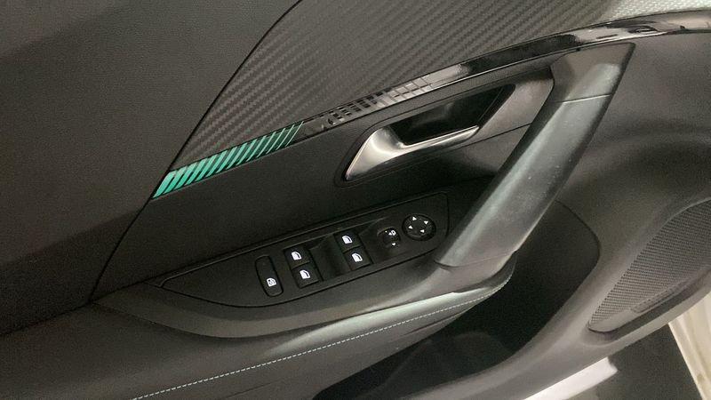 Peugeot 2008 motore elettrico 136 CV Allure Pack