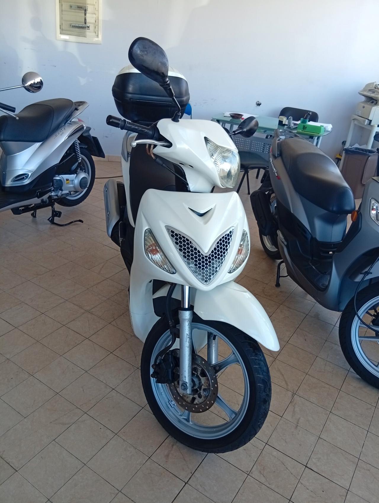 Suzuki UX Sixteen 125 .