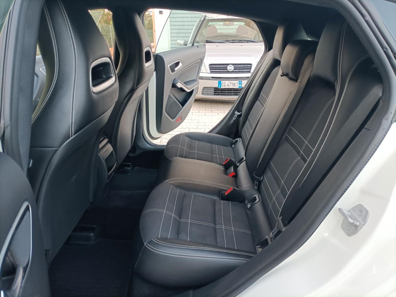 Mercedes-benz CLA 220d Automatic Premium Dark Night
