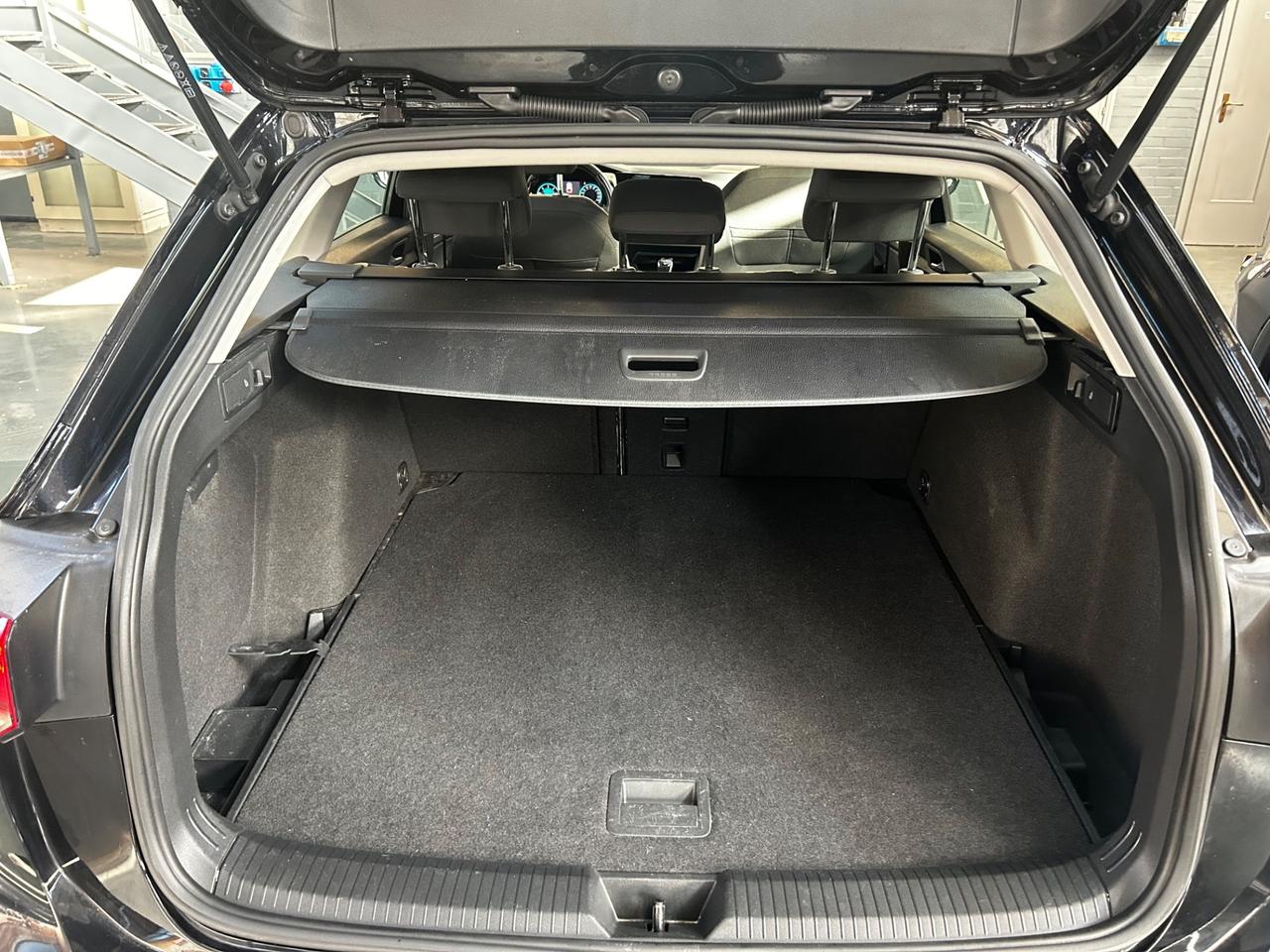 Volkswagen Golf variant 2.0 TDI 115 CV SCR Life Neopatentati