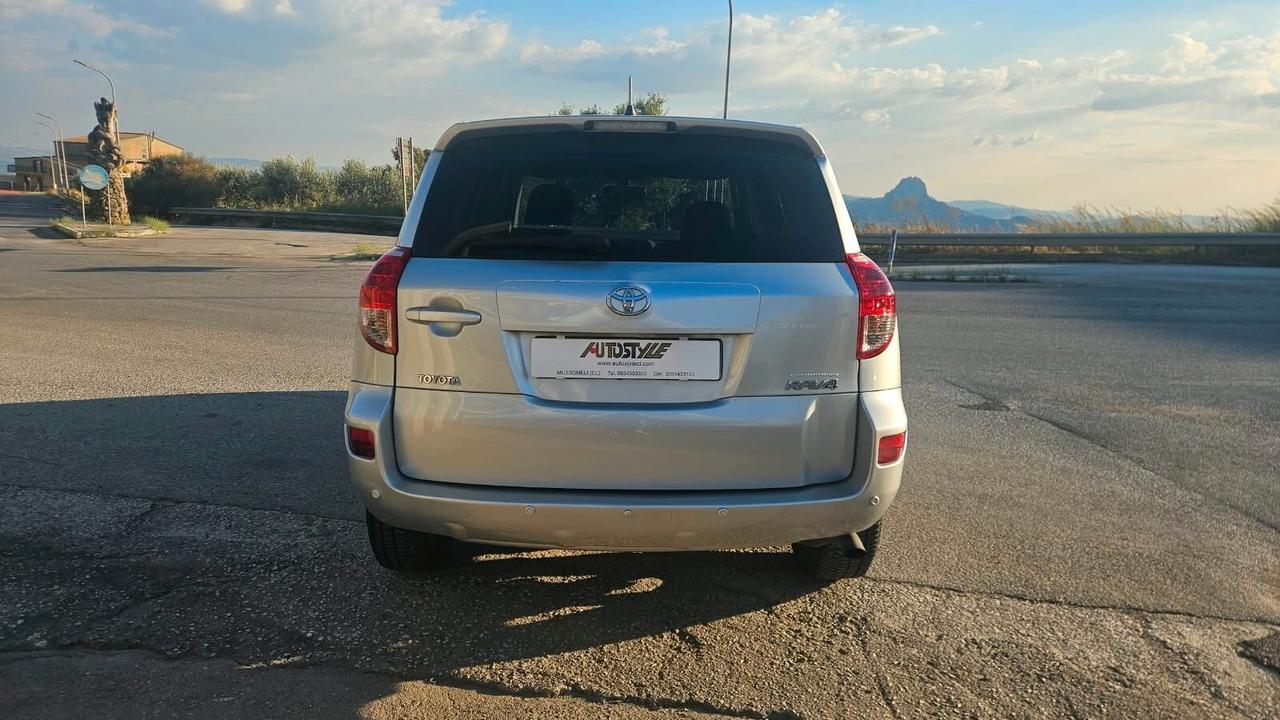 Toyota RAV4 2.2 D-4D 136 CV Luxury