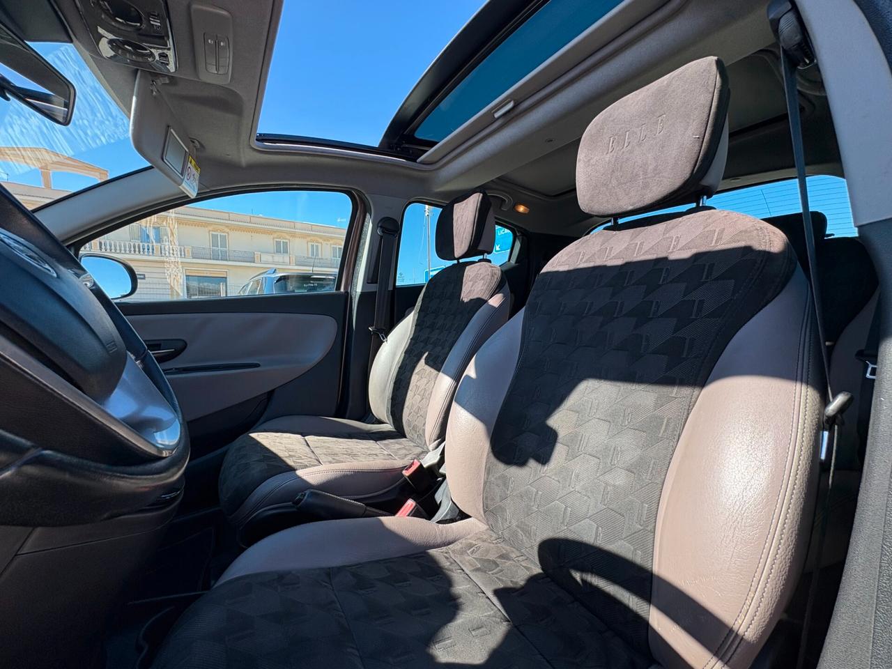 Lancia Ypsilon 1.2 69 CV 5 porte Platinum TETTO APRIBILE