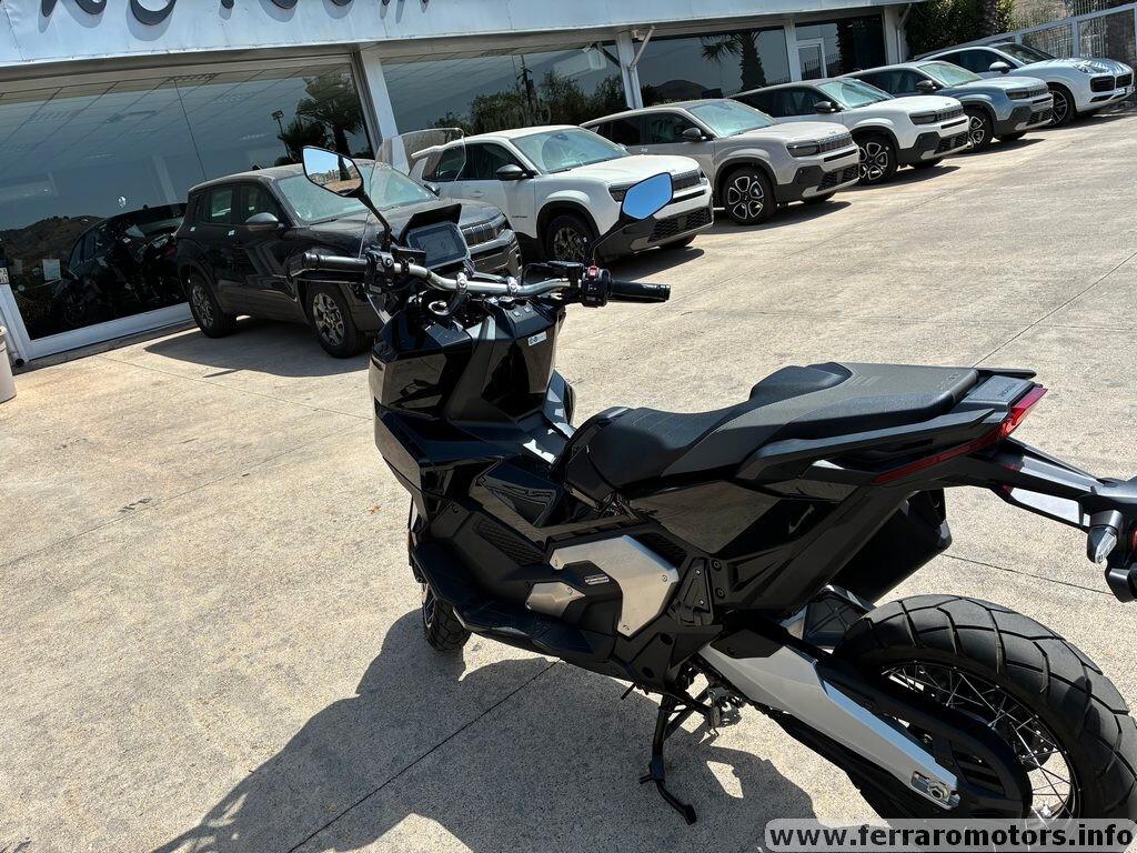 Honda X-ADV 750 km0 a 124 euro al mese