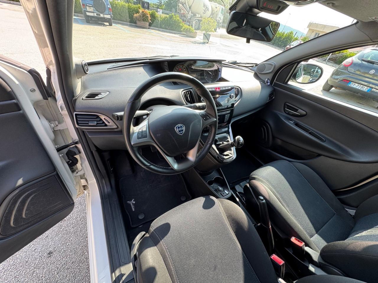 Lancia Ypsilon 1.3 MJT 16V 95 CV 5 porte S&S MOMO DESIGNE