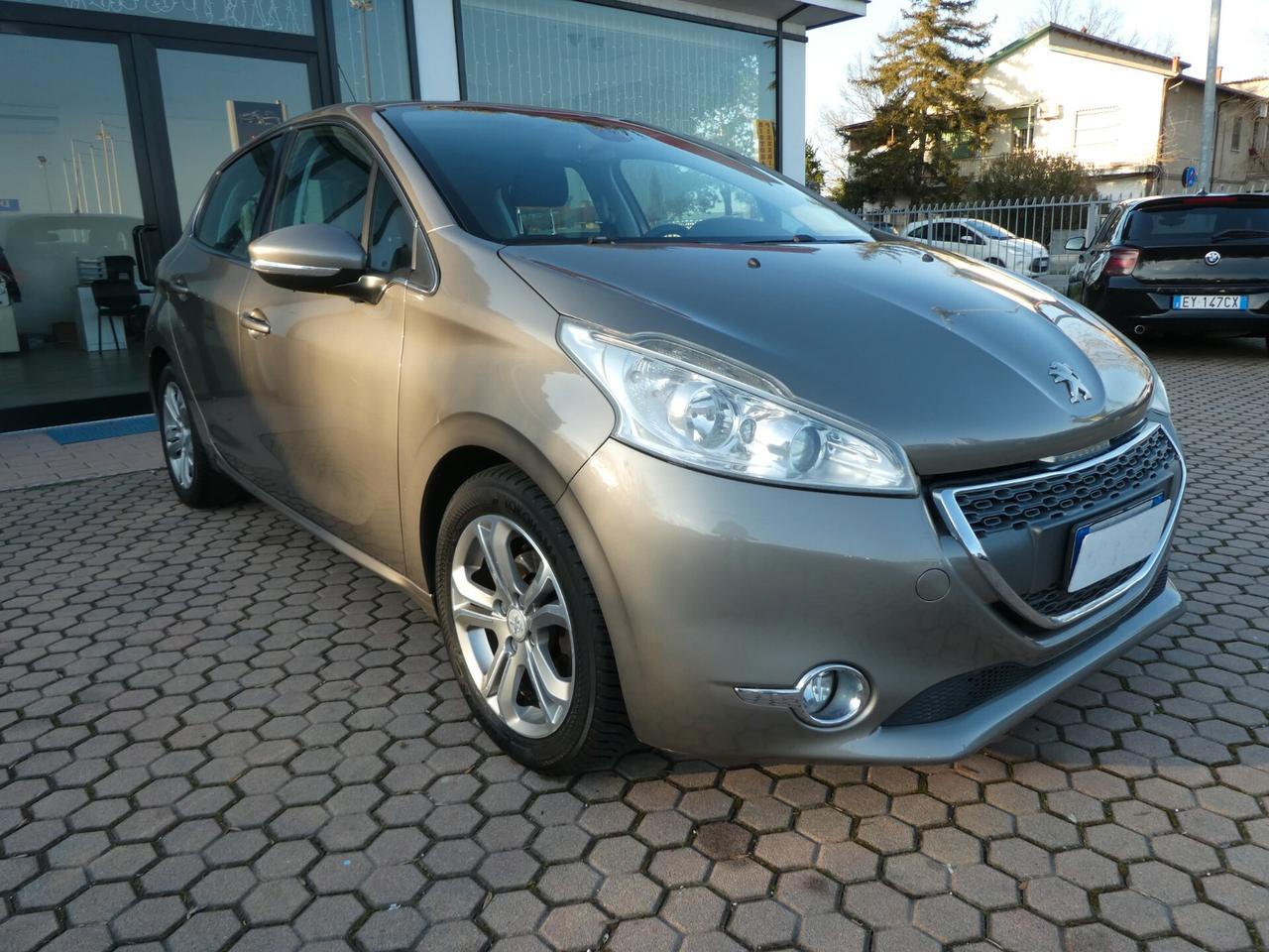 Peugeot 208 1.2 VTi 82 CV 5 porte OK NEOPATENTATI