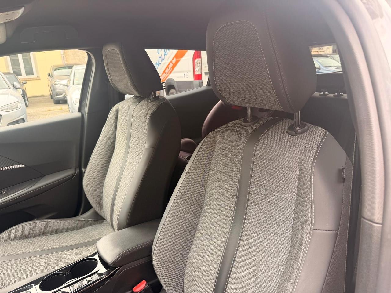 Peugeot 2008 PureTech 130 S&S EAT8 GT