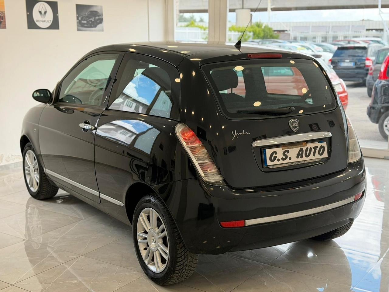 Lancia Ypsilon 1.3 MJT 75 CV Versus
