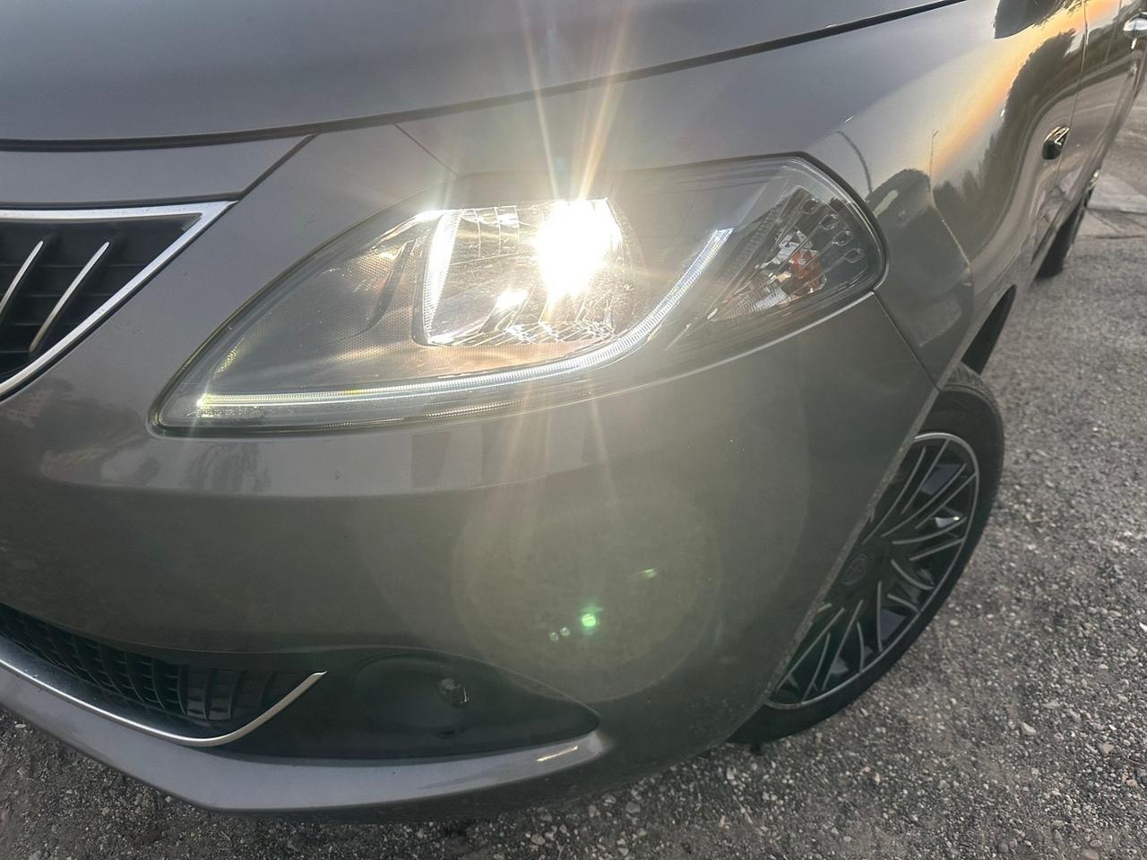 Lancia Ypsilon 1.0 FireFly 5 porte S&S Hybrid Ecochic Silver