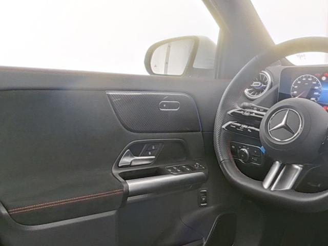 MERCEDES-BENZ GLA 180 Automatic AMG Line Premium