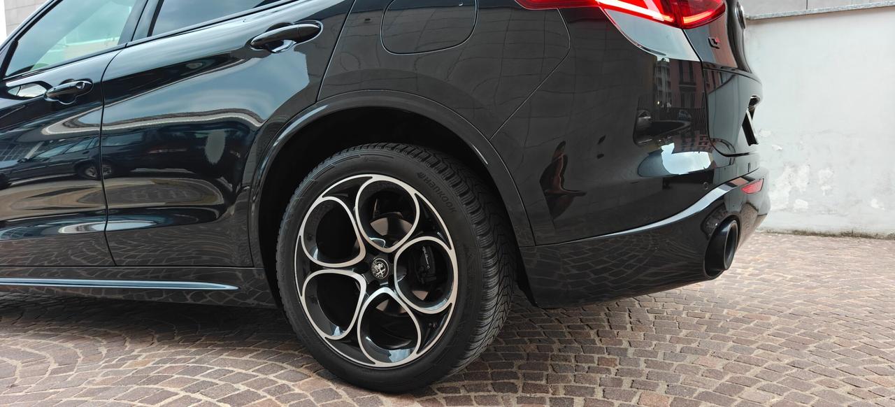 Alfa Romeo Stelvio Q4 Veloce total black