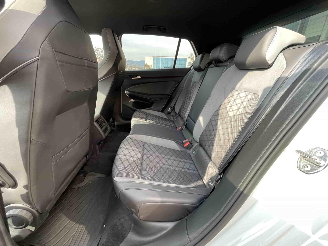 Volkswagen Golf 1.5 eTSI 130 CV EVO ACT DSG R-Line