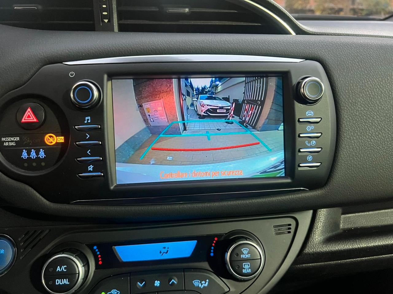 Toyota Yaris 1.5 Hybrid Style / Y20 BITONE