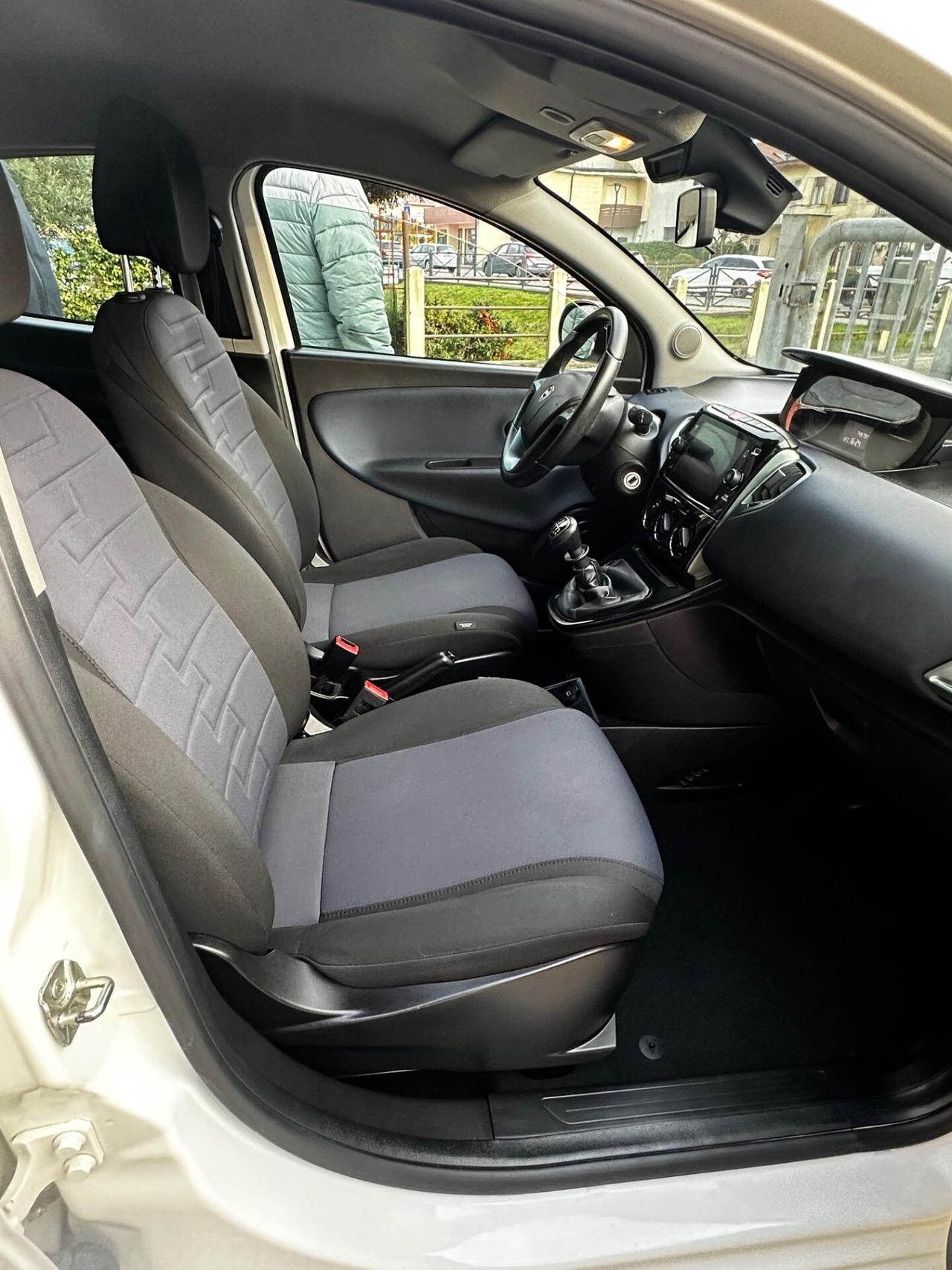 Lancia Ypsilon 1.0 FireFly 5 porte S&S Hybrid Platino