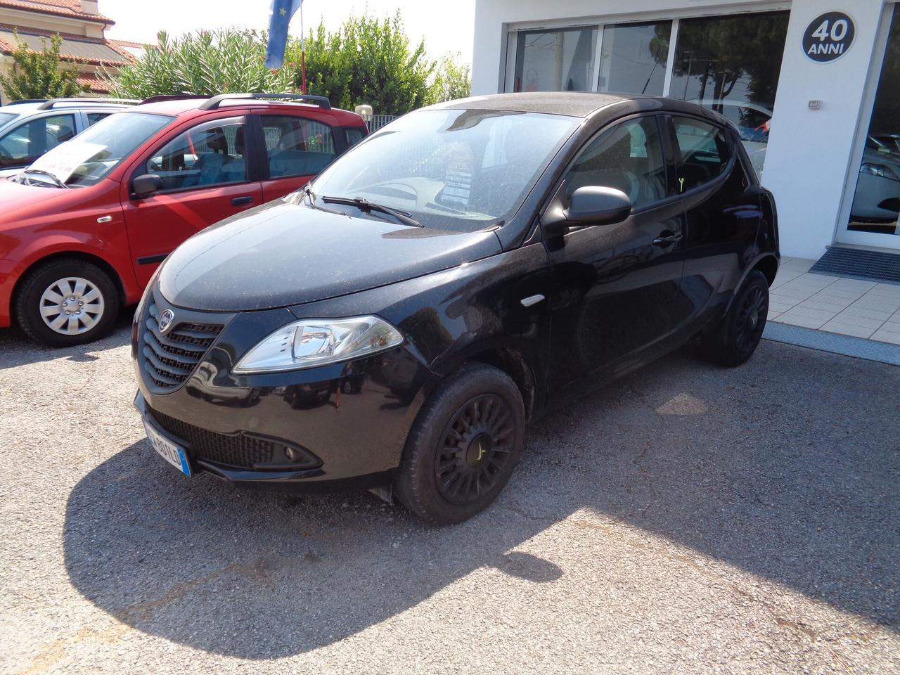 Lancia Ypsilon 0.9 TwinAir 85 CV 5 porte Metano Ecochic Silver
