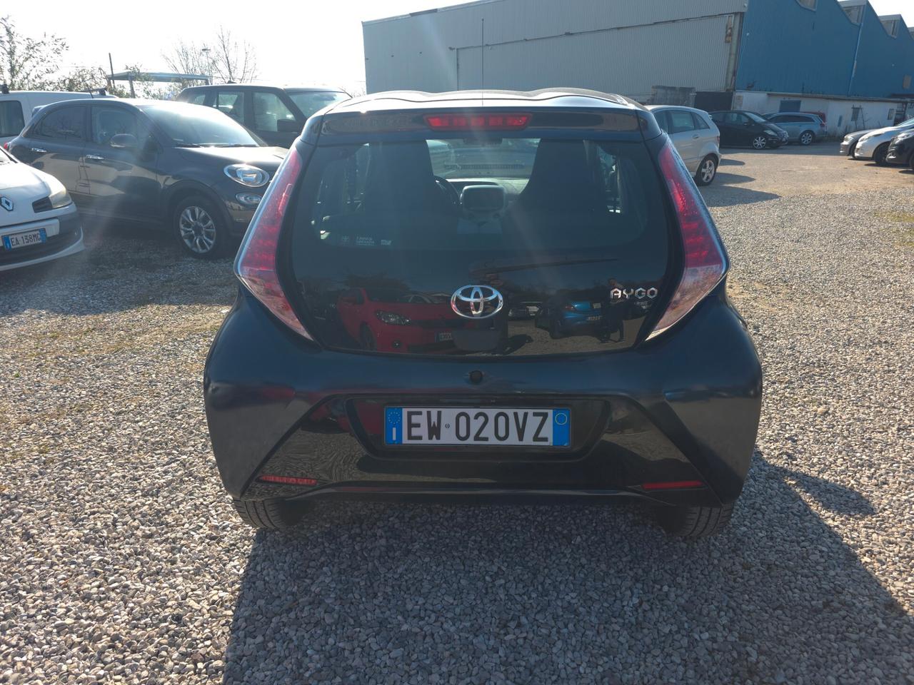 Toyota Aygo 1.0 VVT-i 69 CV 5 porte x-play MMT