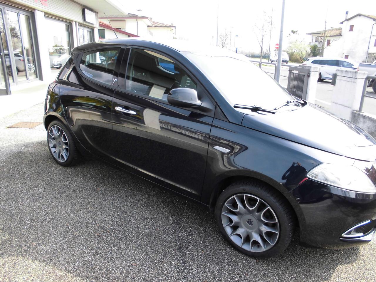 Lancia Ypsilon 0.9 TwinAir 85 CV 5 porte S&S DFN Platinum