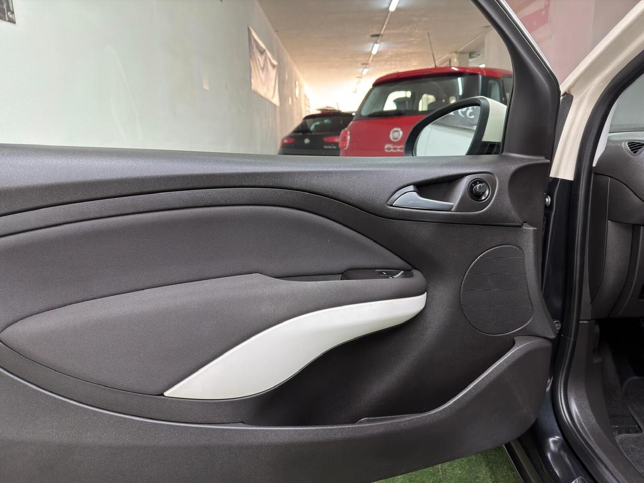 Opel Adam 1.2 70 CV White-Black Link