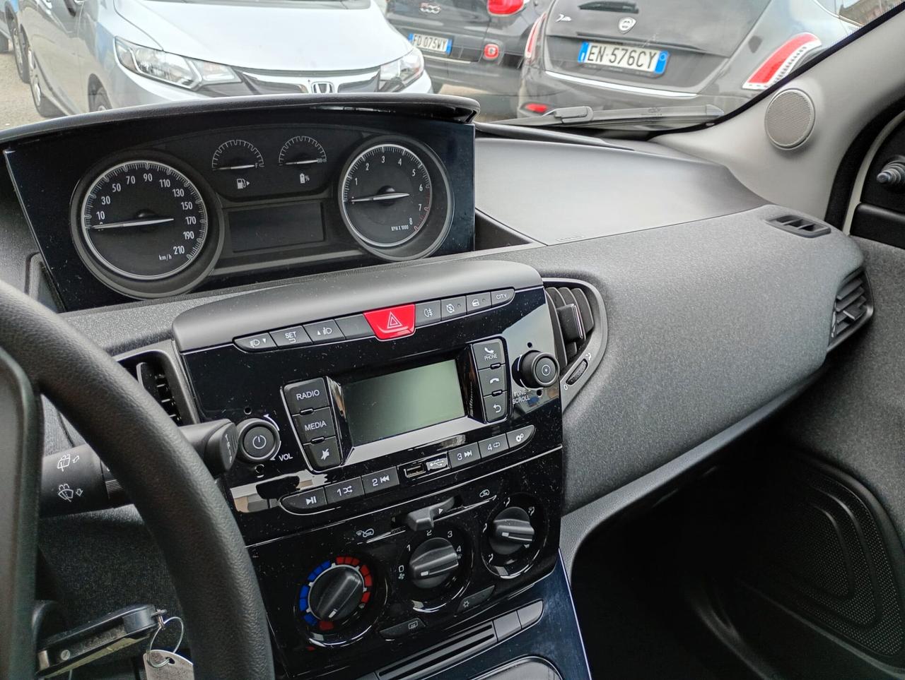 Lancia Ypsilon 1.0 FireFly 5 porte S&S Hybrid Silver