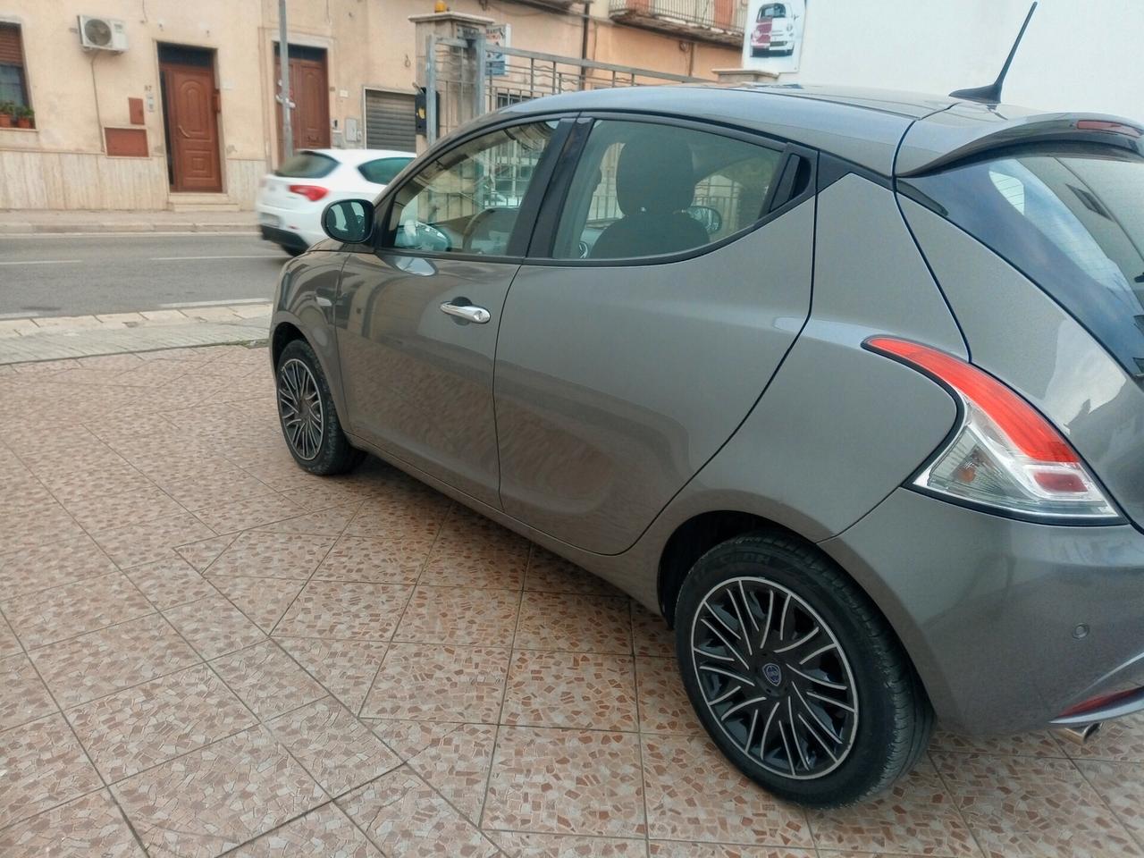 Lancia Ypsilon 1.0 FireFly 5 porte S&S Hybrid Gold