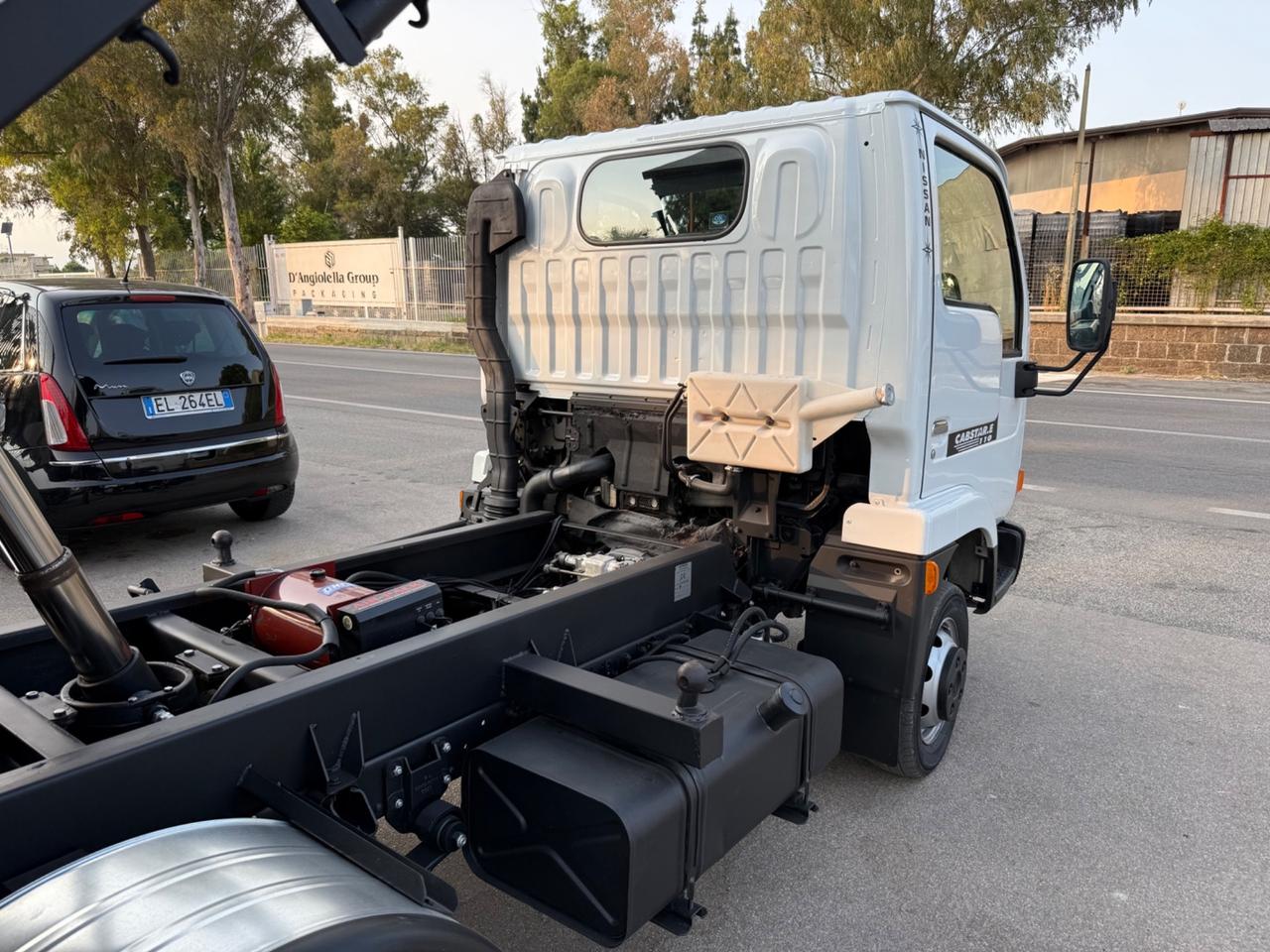 Nissan Cabstar 110 ribaltabile trilaterale