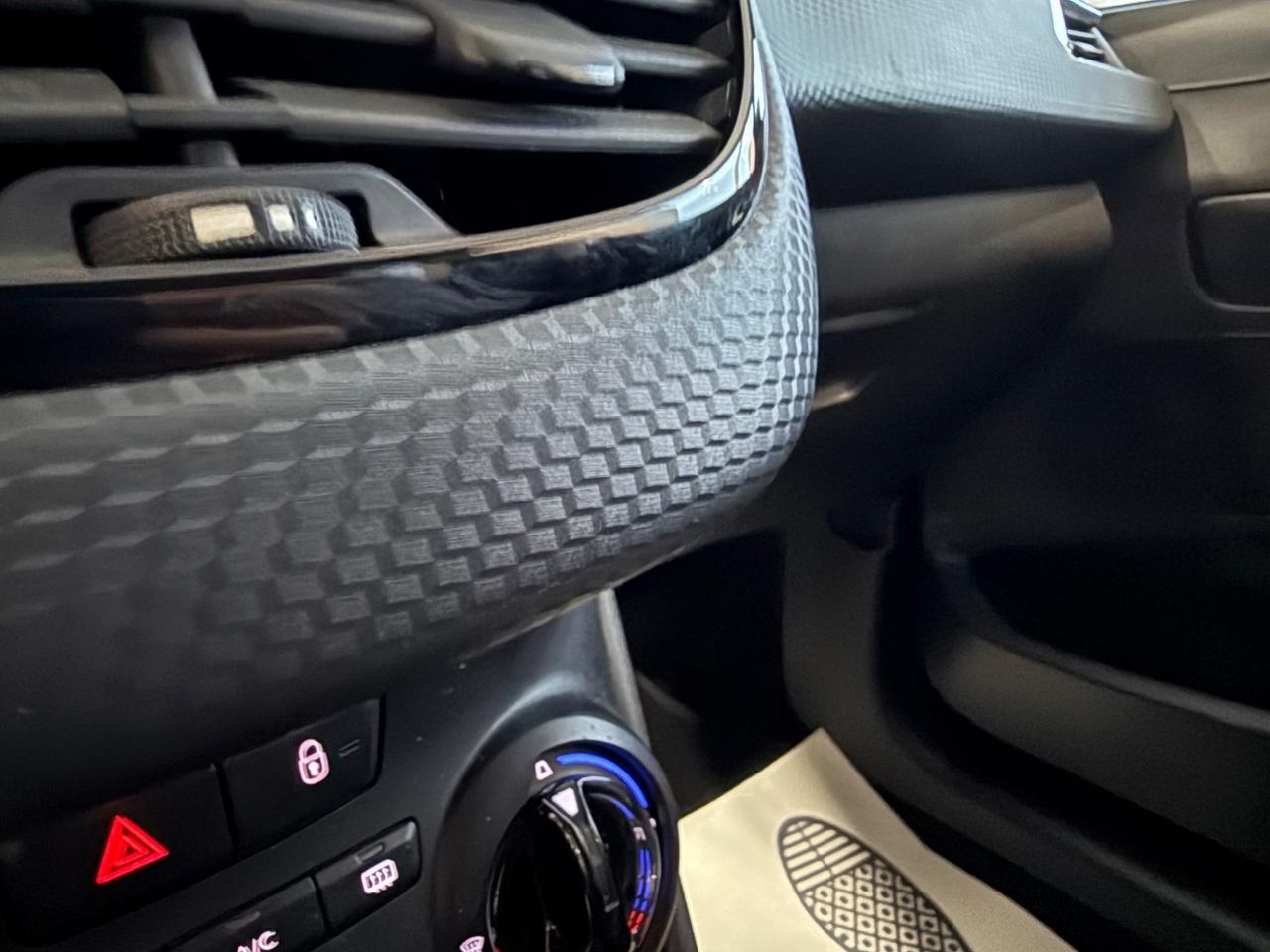 Peugeot 208 1.2 VTI 82 5P Allure STYLE+NAVI/LED2017