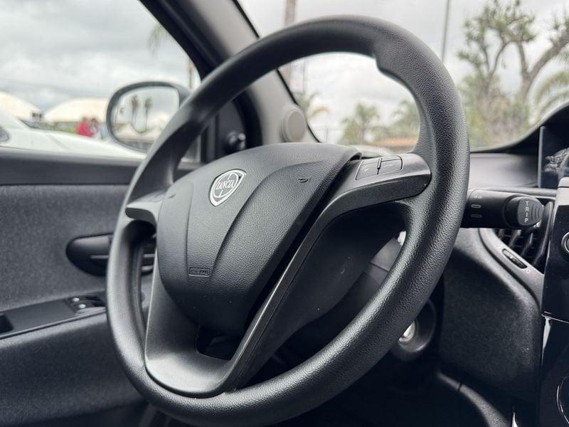 Lancia Ypsilon 1.0 FireFly 5 porte S&S Hybrid Silver