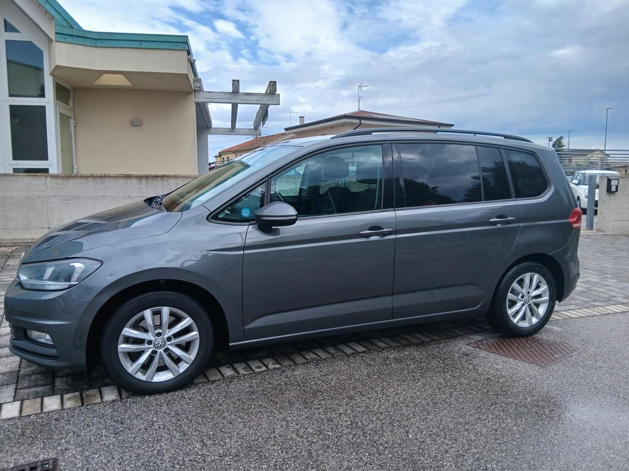 Volkswagen Touran 1.4 TSI DSG Executive 7 posti tua a € 199 mese