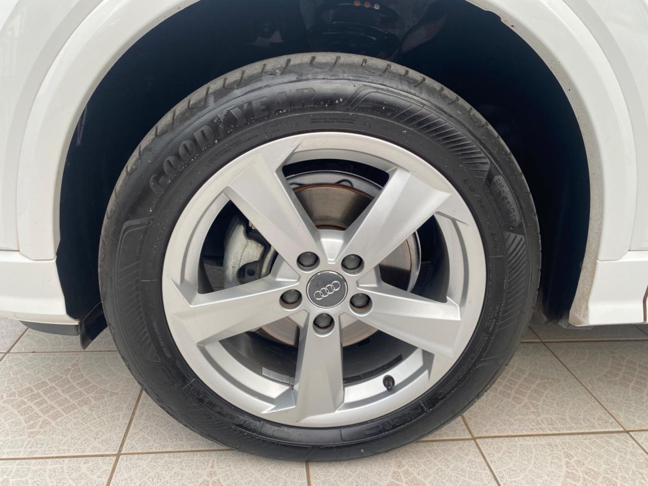 Audi Q2 30 TDI Identity Black