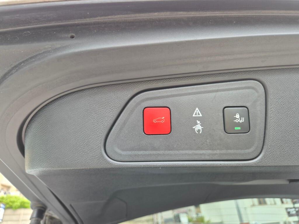 Peugeot 3008 BlueHDi 130CV EAT8 CERCHI-18 CAMERA