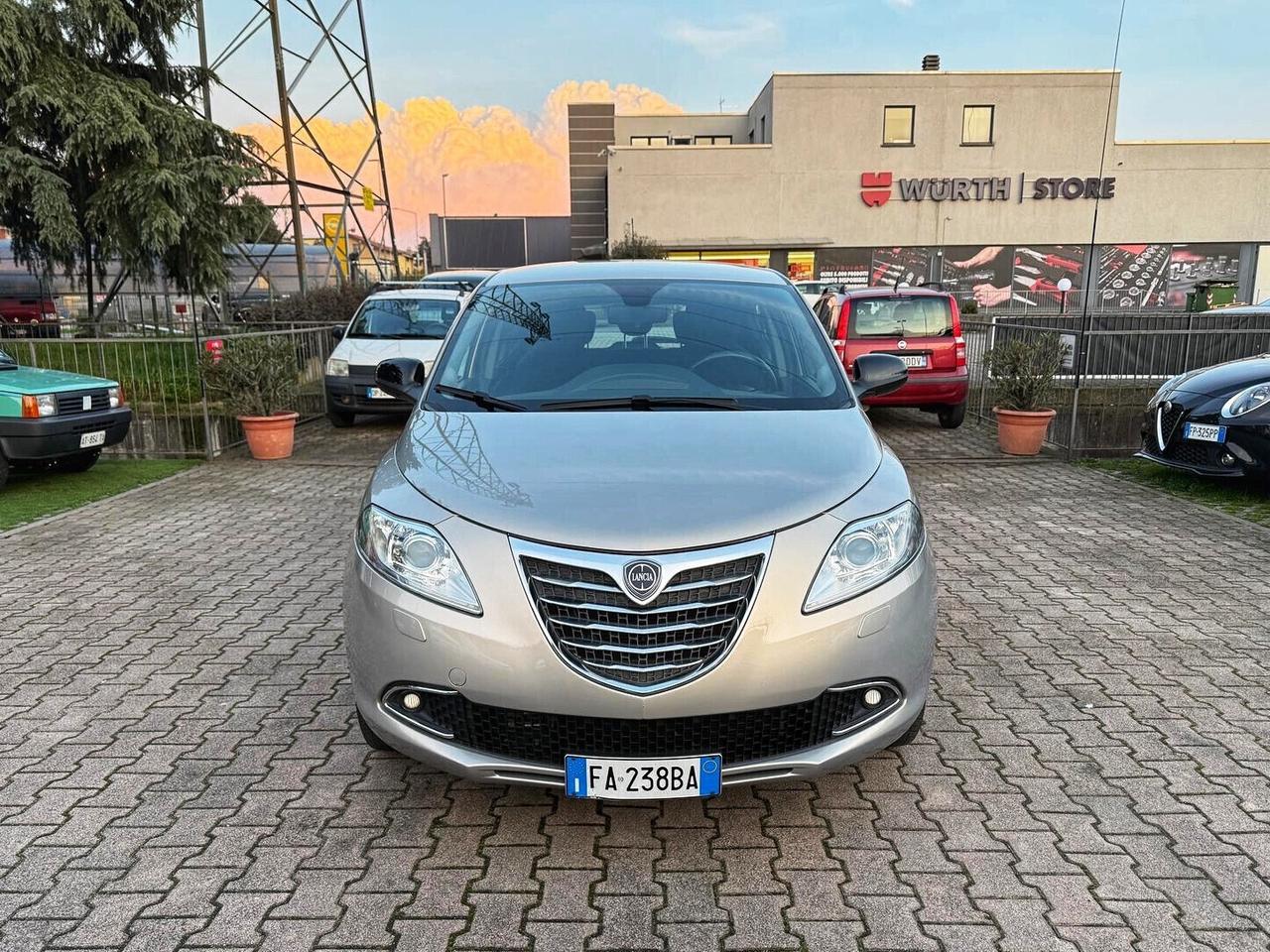 Lancia Ypsilon 0.9 TwinAir 85 CV 5 porte S&S DFN Gold OK NEOPATENTATI