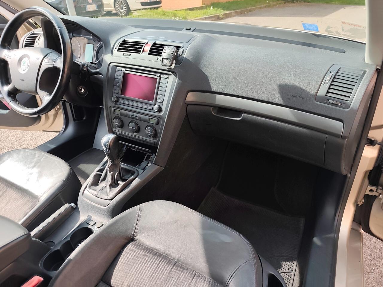 Skoda Octavia 1.6 Benz berlina Elegance