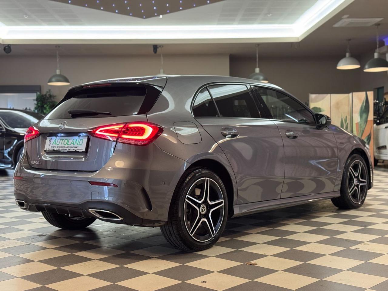 MERCEDES-BENZ A 250 Automatic Premium UniPro Mbux Ambient Light