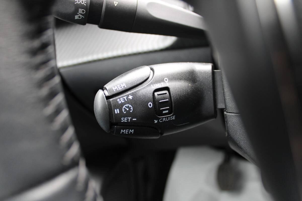 Peugeot 208 1.2 puretech Active s&s 75cv Con NAVIGATORE
