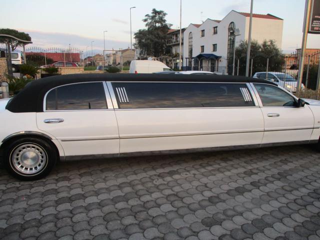 LINCOLN Town Car Limousine