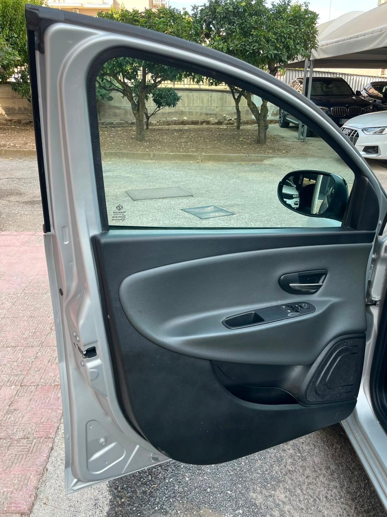 Lancia Ypsilon 1.2 69 CV 5 porte S&S Silver