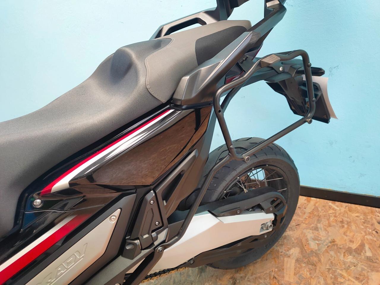 Honda X-ADV 750 con livrea Tricolour HRC