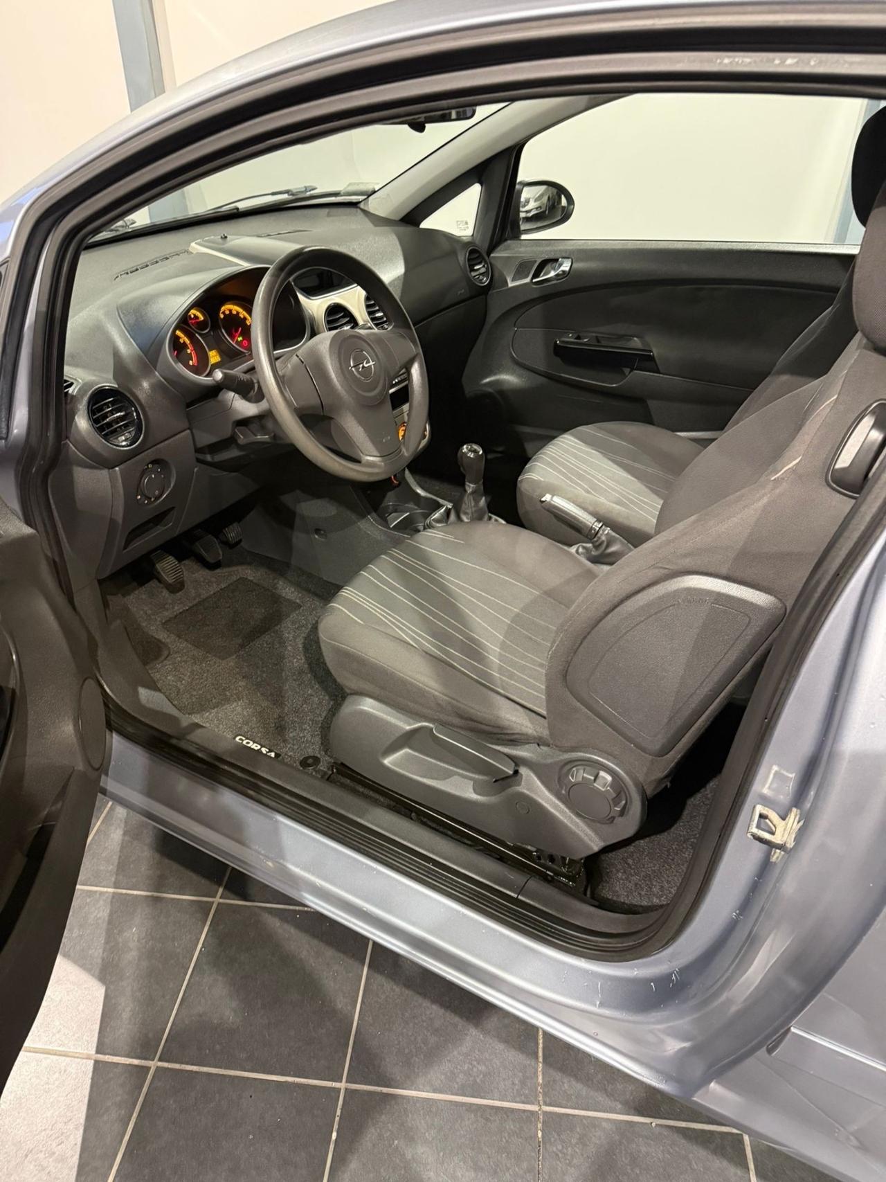 Opel Corsa 1.0 12V 3 porte -UNICO PROPRIETARIO-NEOPATENTATI