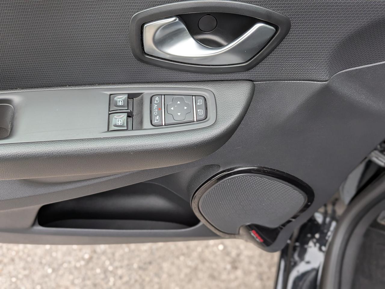 Renault Clio Moschino TCe 5 porte adatta a neopatentati