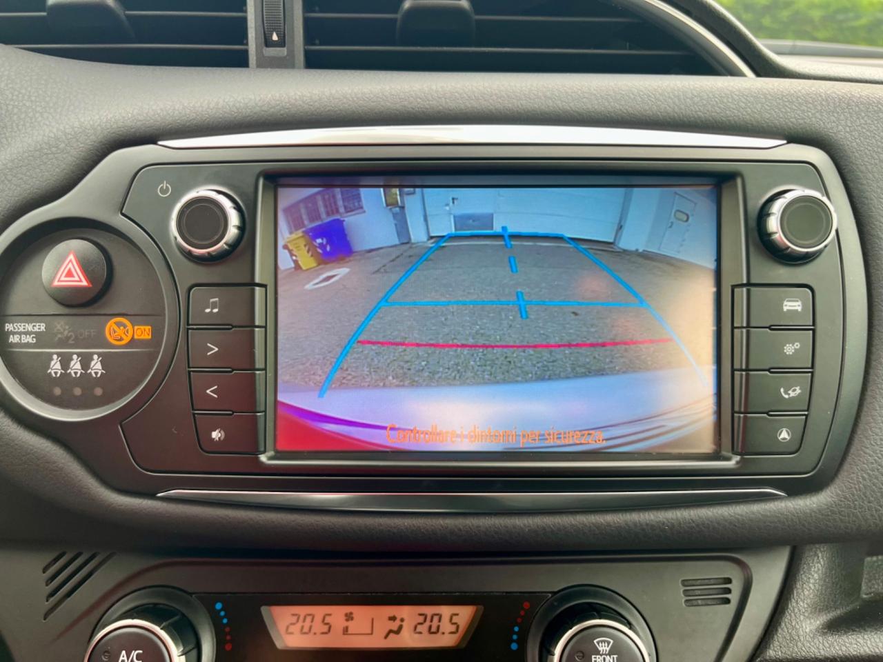 Toyota Yaris 1.3benz 2015 90.000km perfetta per neopatentati