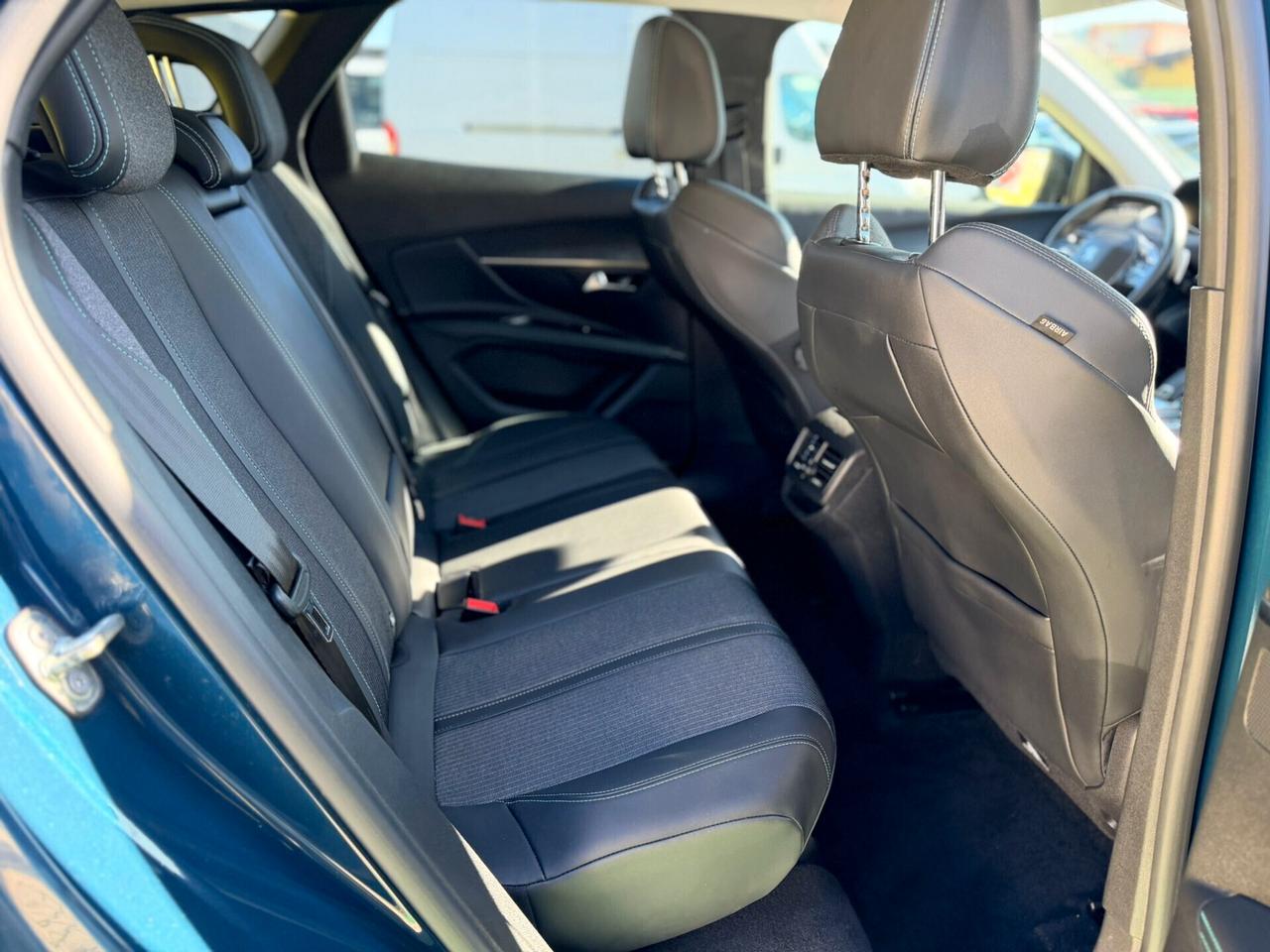 Peugeot 3008 1.5 DIesel 131CV EAT8 Allure Pack anno 10/2022 Permute Garanzia Finanziamento