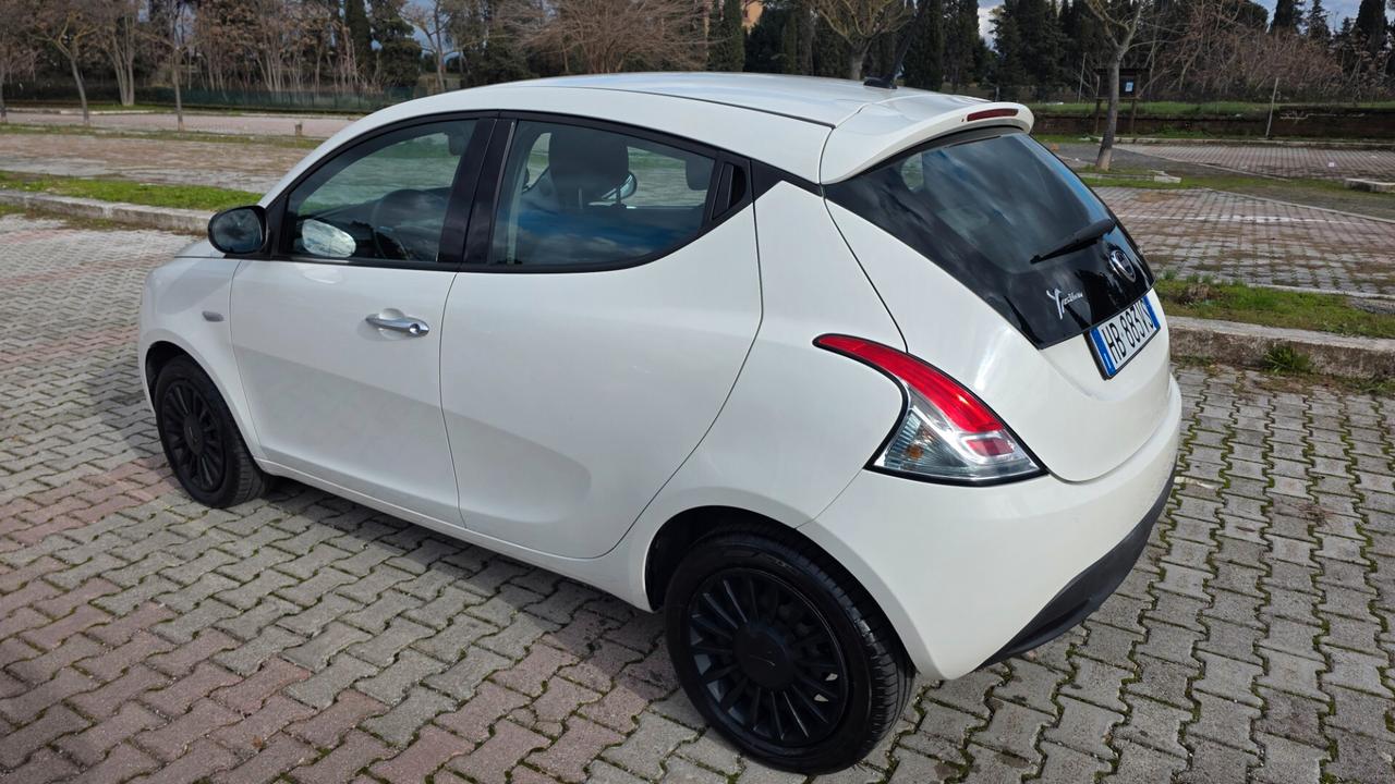 Lancia Ypsilon 1.0 FireFly 5 porte S&S Hybrid Ecochic Silver