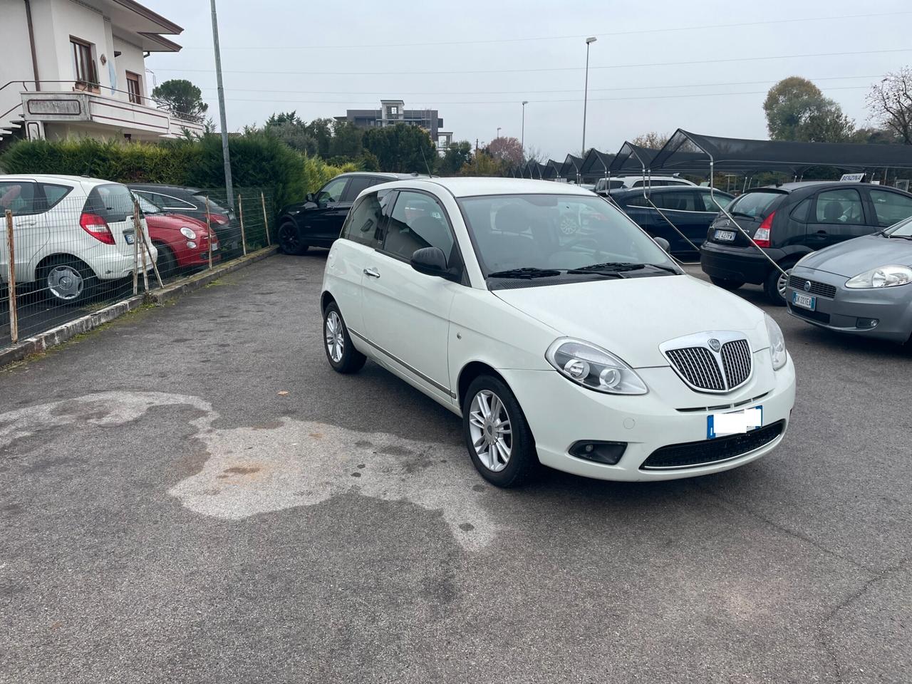 Lancia Ypsilon 1.3 MJT 75 CV Unyca