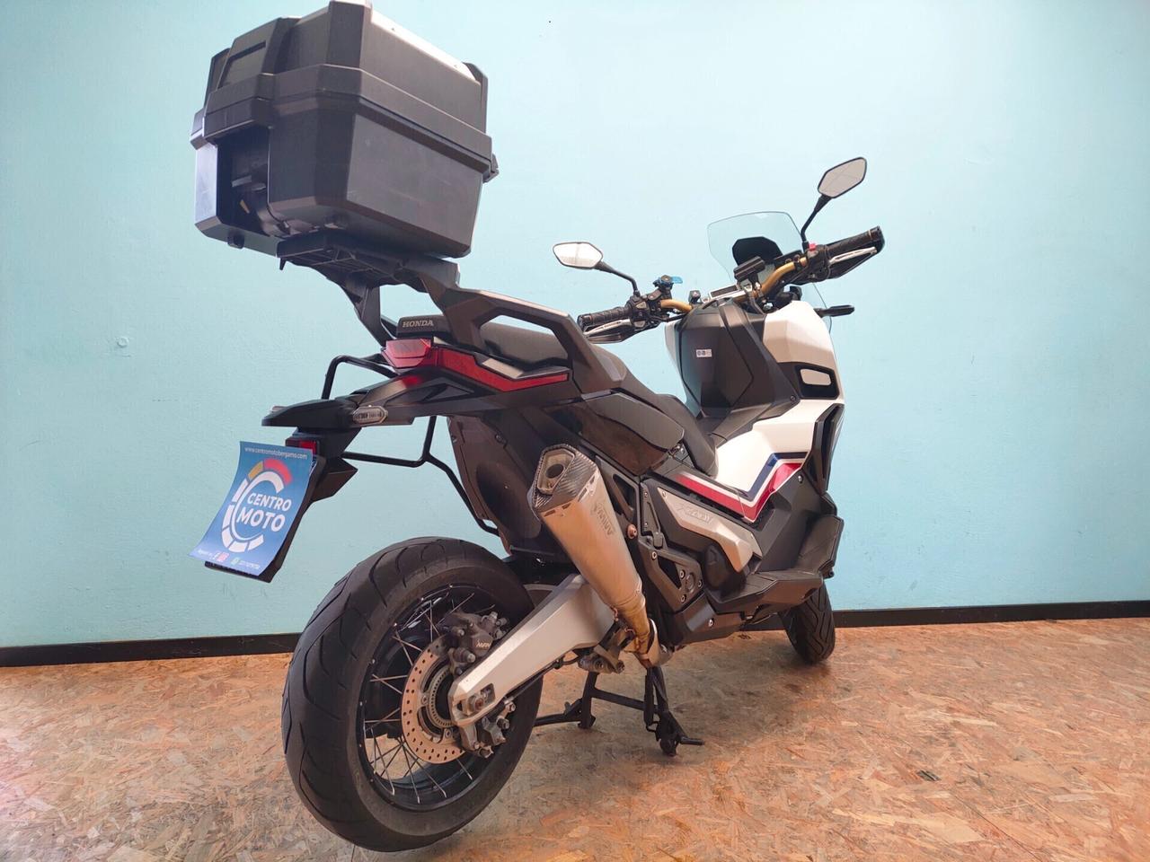 Honda X-ADV 750 con livrea Tricolour HRC