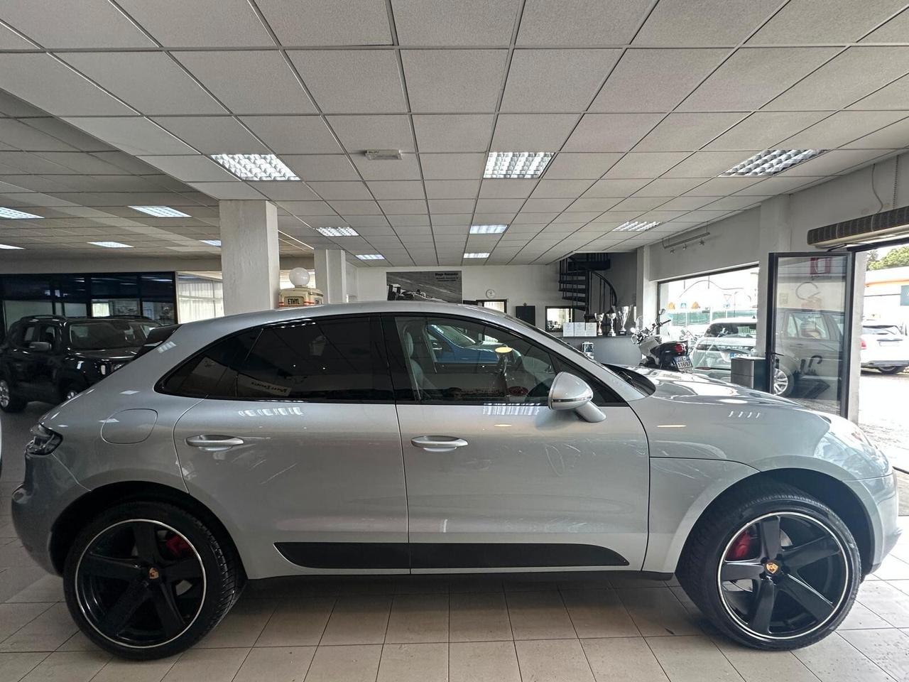 Porsche Macan 2.0 245 HP RESTYLING FULL TENUTA IN MODO MANIACALE