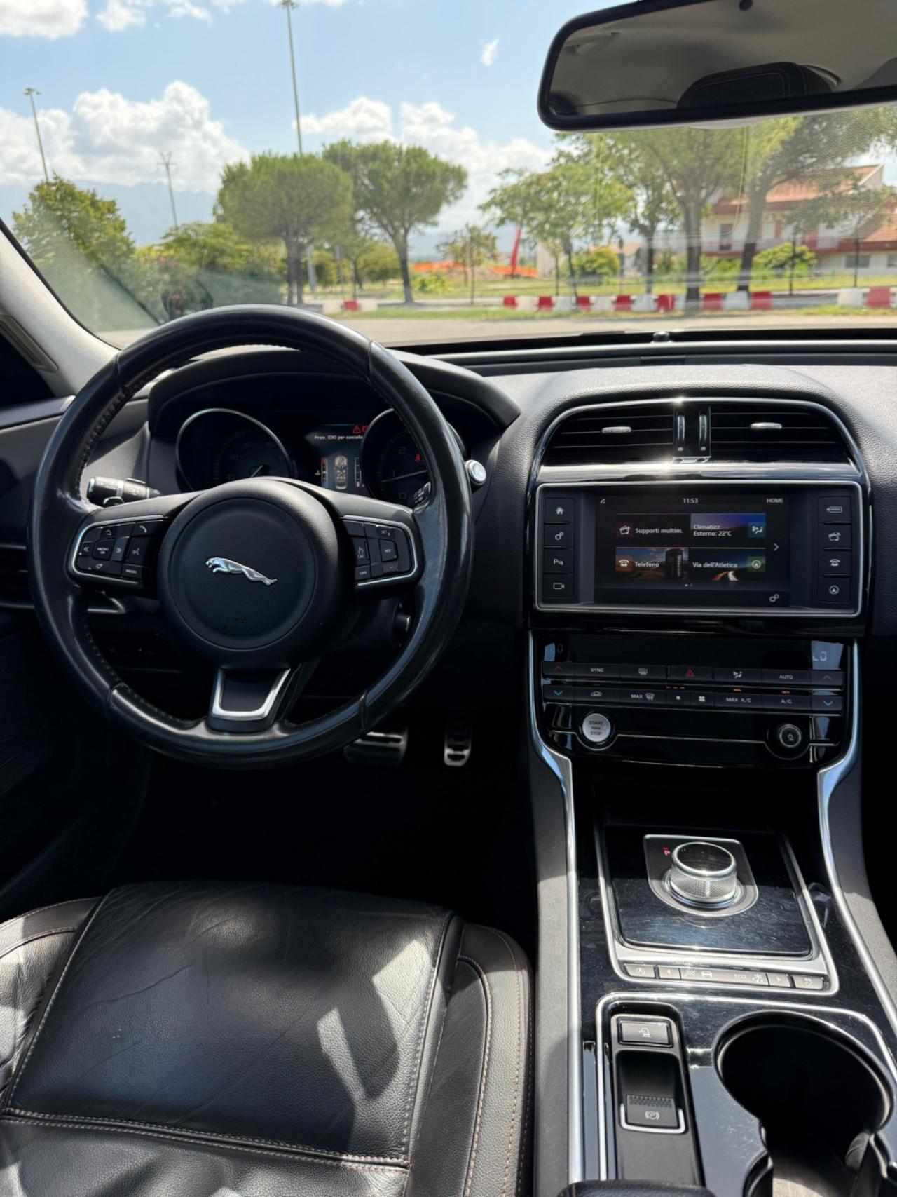 Jaguar XE 2.0 D Turbo aut. Pure
