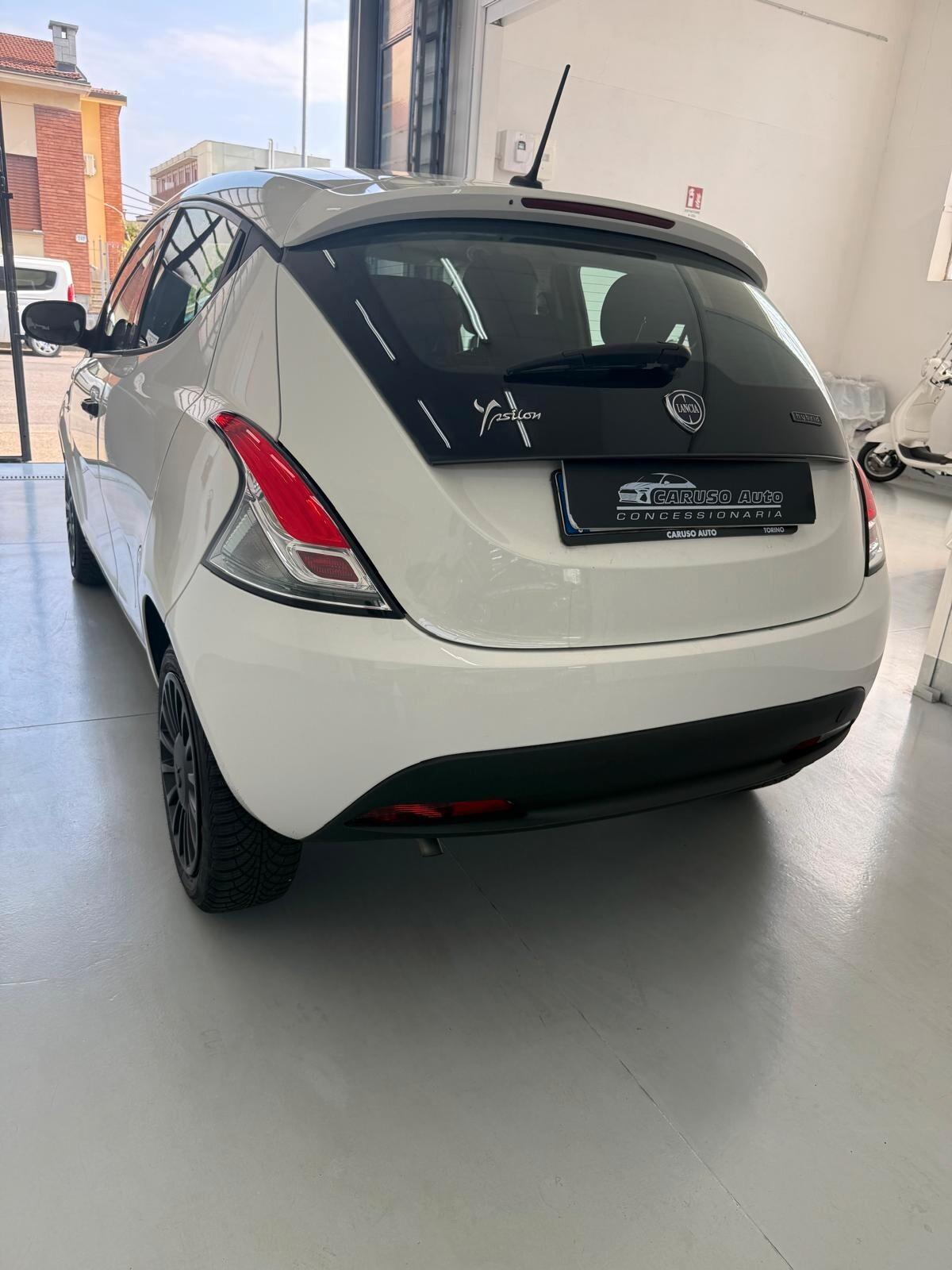Lancia Ypsilon 1.0 FireFly 5 porte S&S Hybrid Ecochic Silver