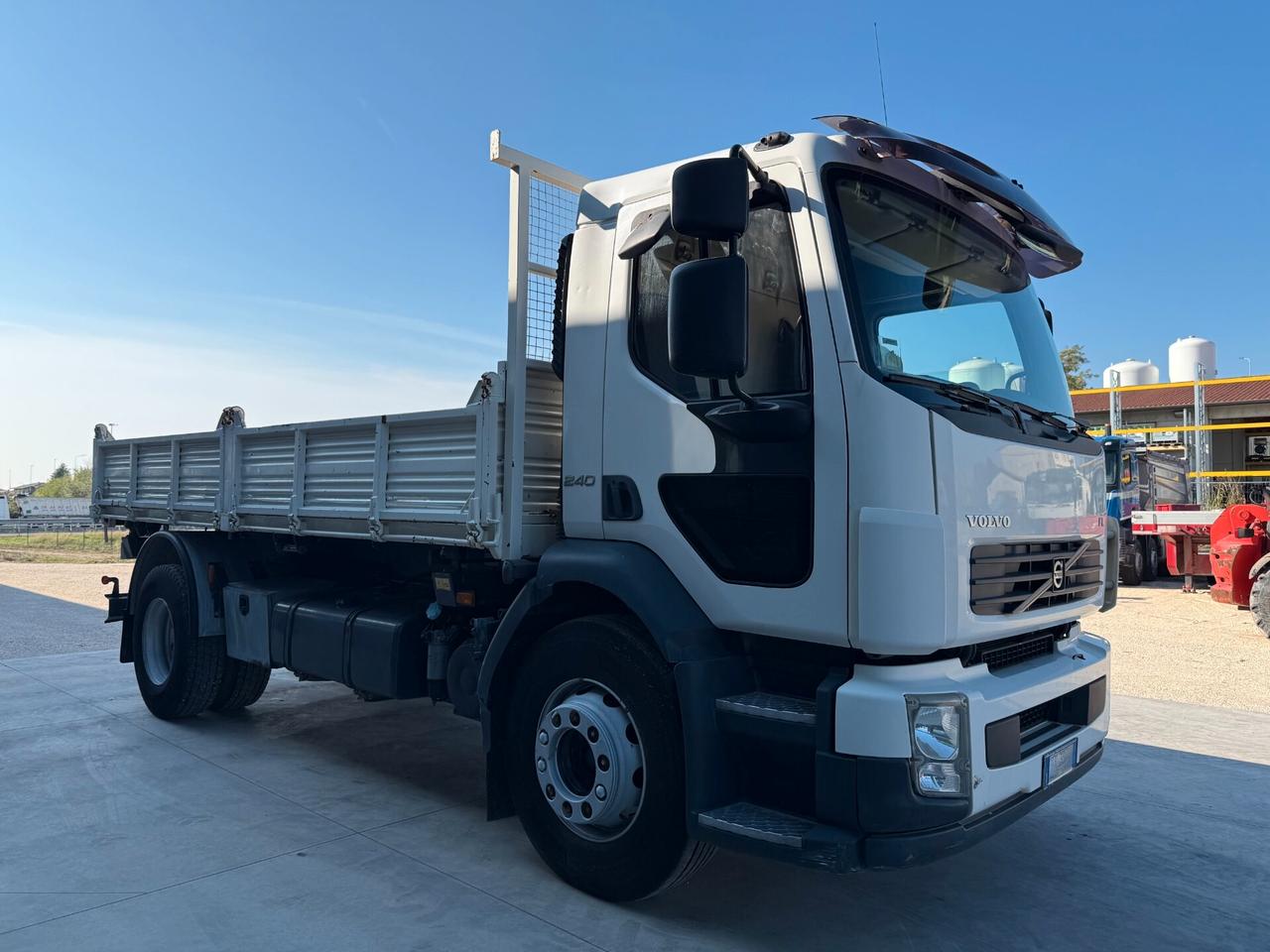 Volvo FL240 ribaltabile 5.10m 4x2 Euro4