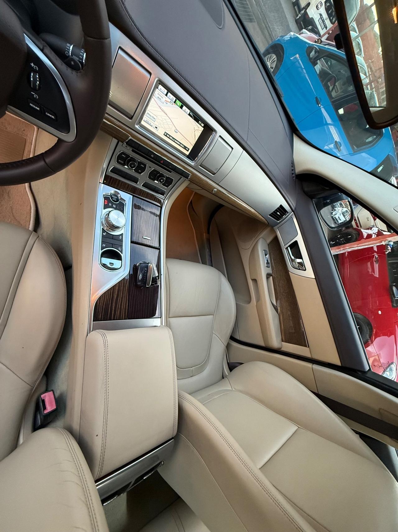 XF 3.0 D V6 Premium Luxury-unipro-rate-garanzia-