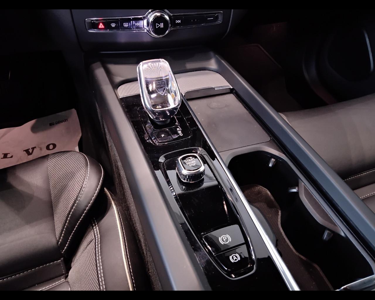 VOLVO XC60 II 2022 - XC60 2.0 b4 Plus Dark auto