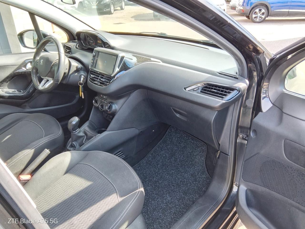 Peugeot 208 1.2 benzina Neopatentati